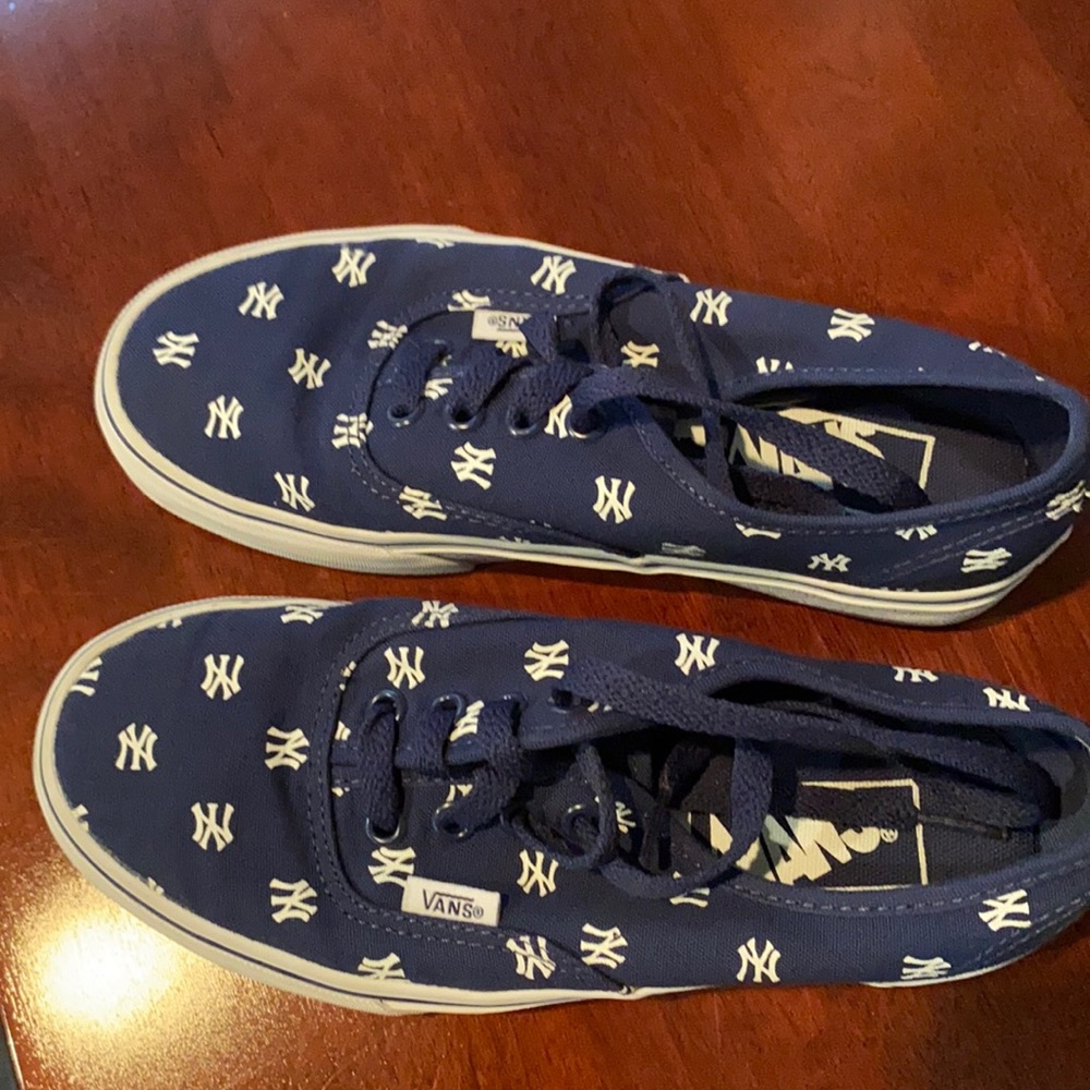 NY Yankee Vans. Men’s 4.